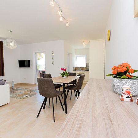 Apartments Amfora - Cozy And Modern Apartments For Up To 15 People, 100M From The Sea And Beach Stara Novalja Exteriör bild