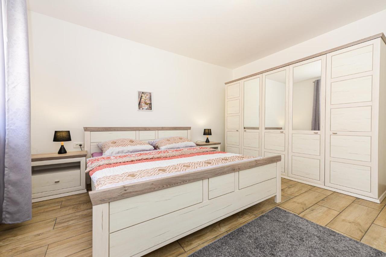 Apartments Amfora - Cozy And Modern Apartments For Up To 15 People, 100M From The Sea And Beach Stara Novalja Exteriör bild