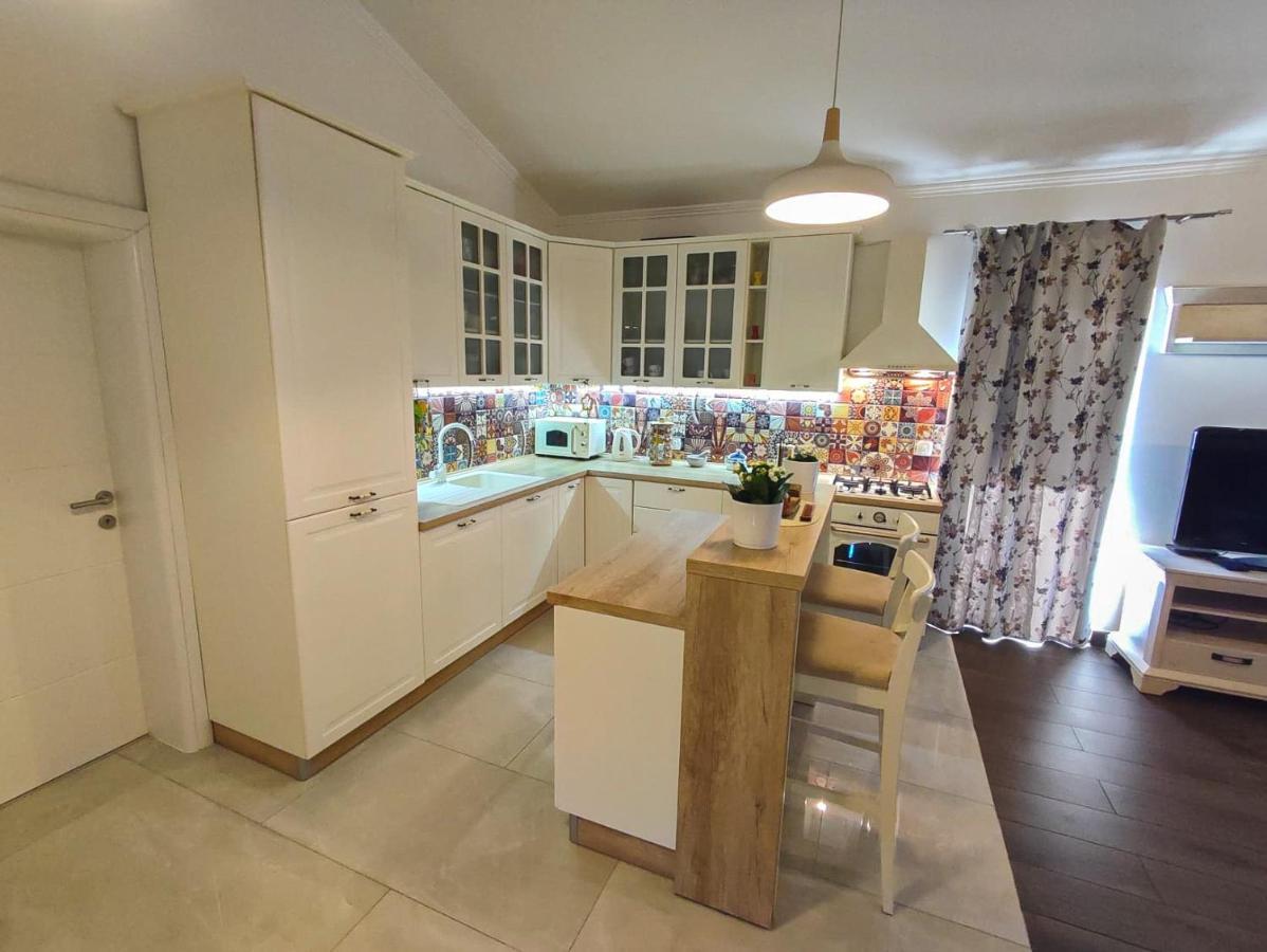 Apartments Amfora - Cozy And Modern Apartments For Up To 15 People, 100M From The Sea And Beach Stara Novalja Exteriör bild