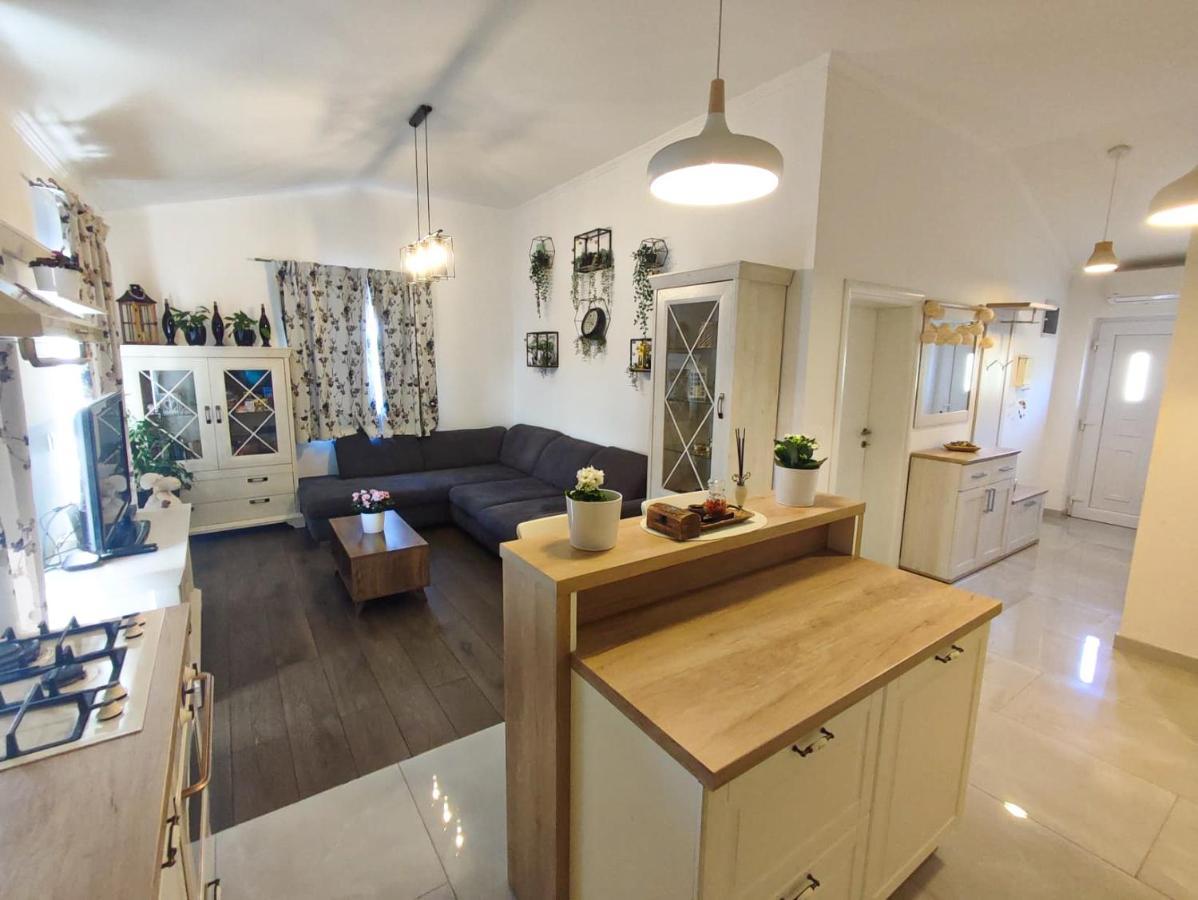 Apartments Amfora - Cozy And Modern Apartments For Up To 15 People, 100M From The Sea And Beach Stara Novalja Exteriör bild