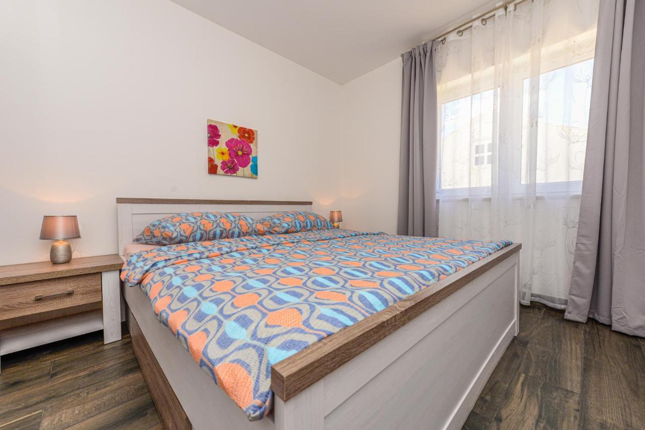 Apartments Amfora - Cozy And Modern Apartments For Up To 15 People, 100M From The Sea And Beach Stara Novalja Exteriör bild