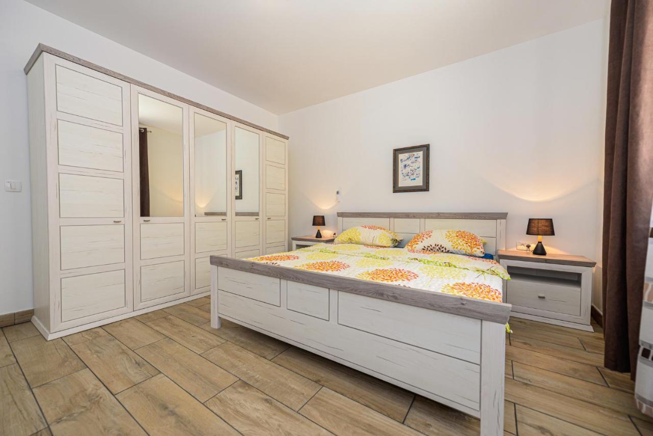 Apartments Amfora - Cozy And Modern Apartments For Up To 15 People, 100M From The Sea And Beach Stara Novalja Exteriör bild