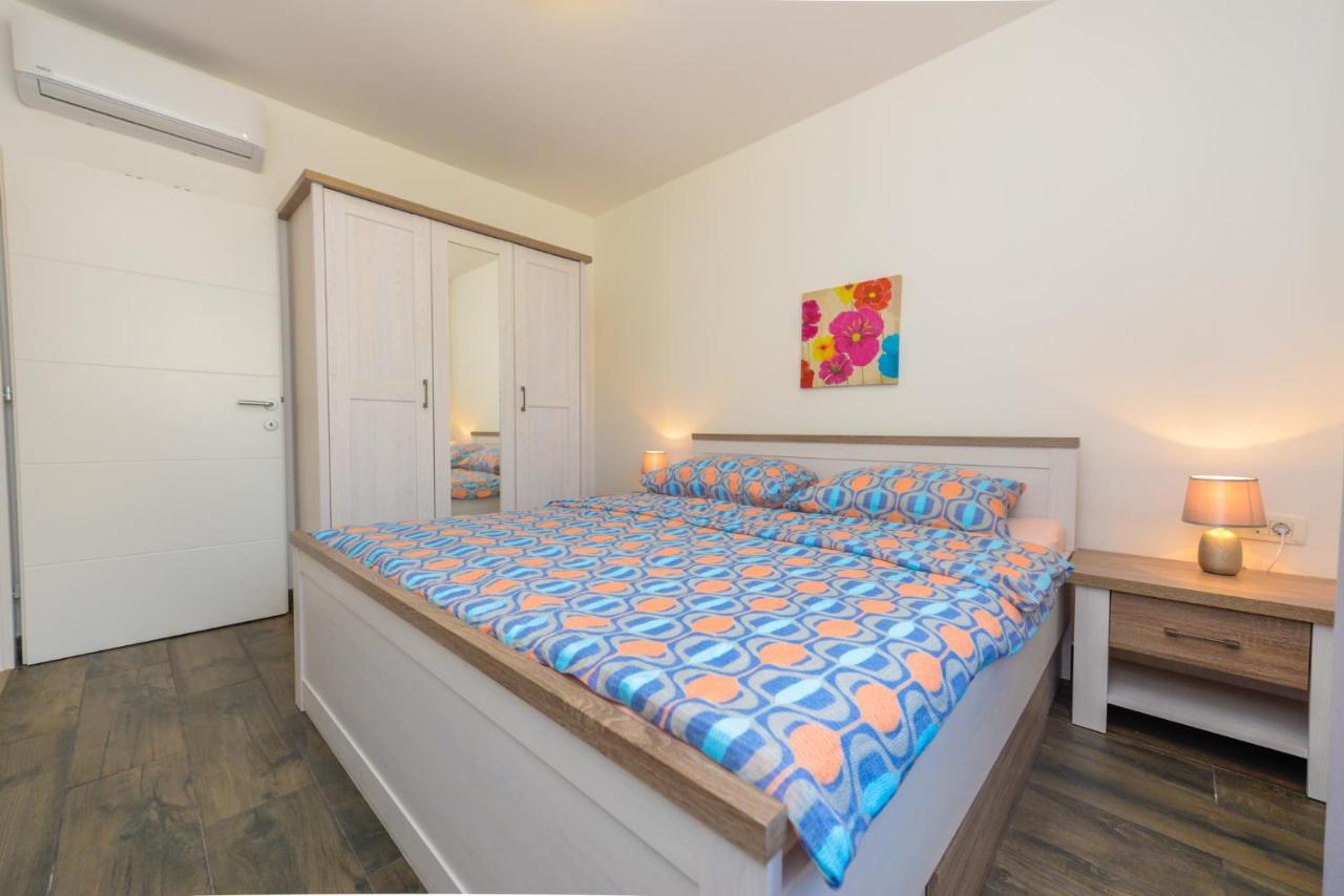 Apartments Amfora - Cozy And Modern Apartments For Up To 15 People, 100M From The Sea And Beach Stara Novalja Exteriör bild