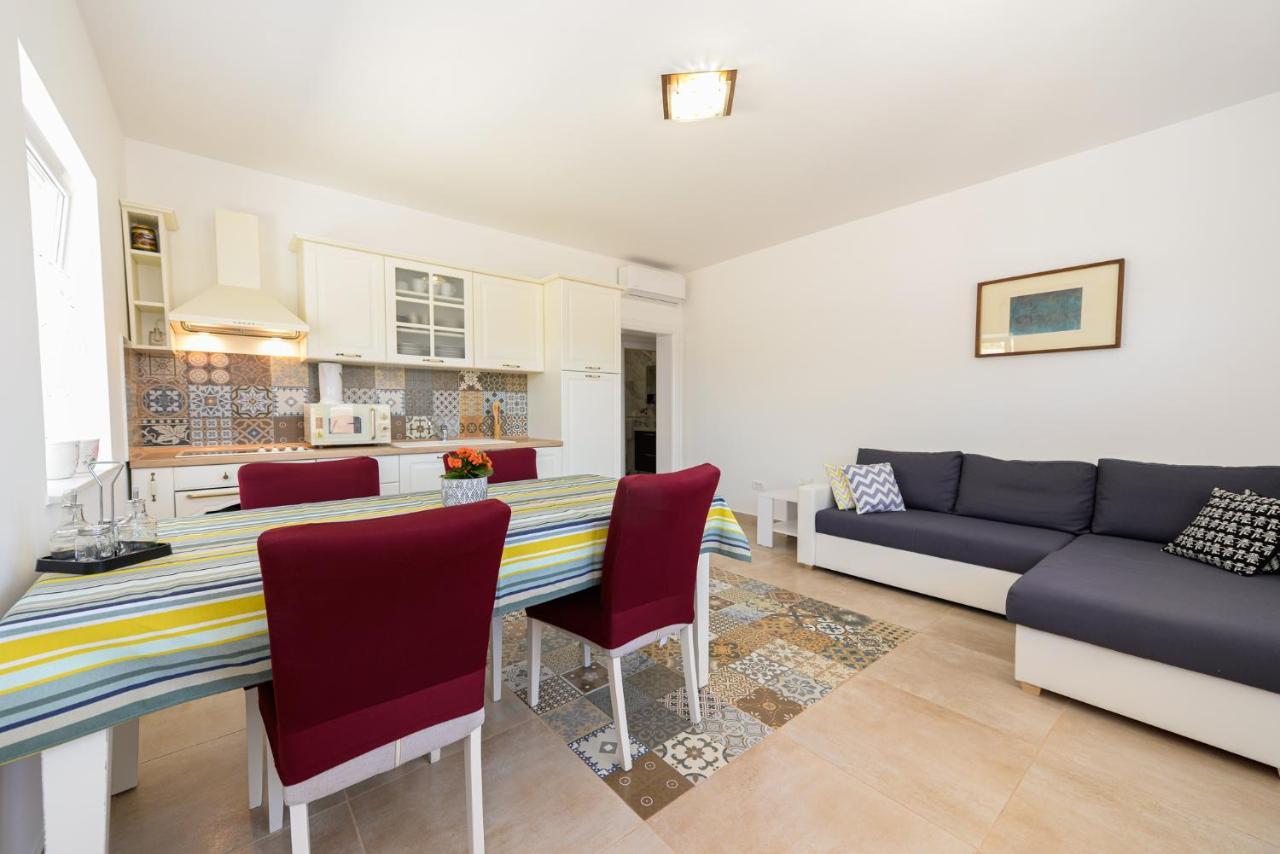 Apartments Amfora - Cozy And Modern Apartments For Up To 15 People, 100M From The Sea And Beach Stara Novalja Exteriör bild