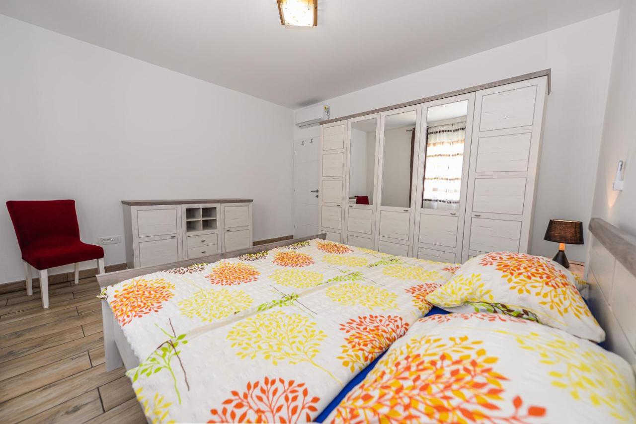 Apartments Amfora - Cozy And Modern Apartments For Up To 15 People, 100M From The Sea And Beach Stara Novalja Exteriör bild