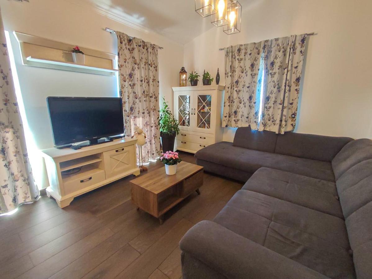 Apartments Amfora - Cozy And Modern Apartments For Up To 15 People, 100M From The Sea And Beach Stara Novalja Exteriör bild