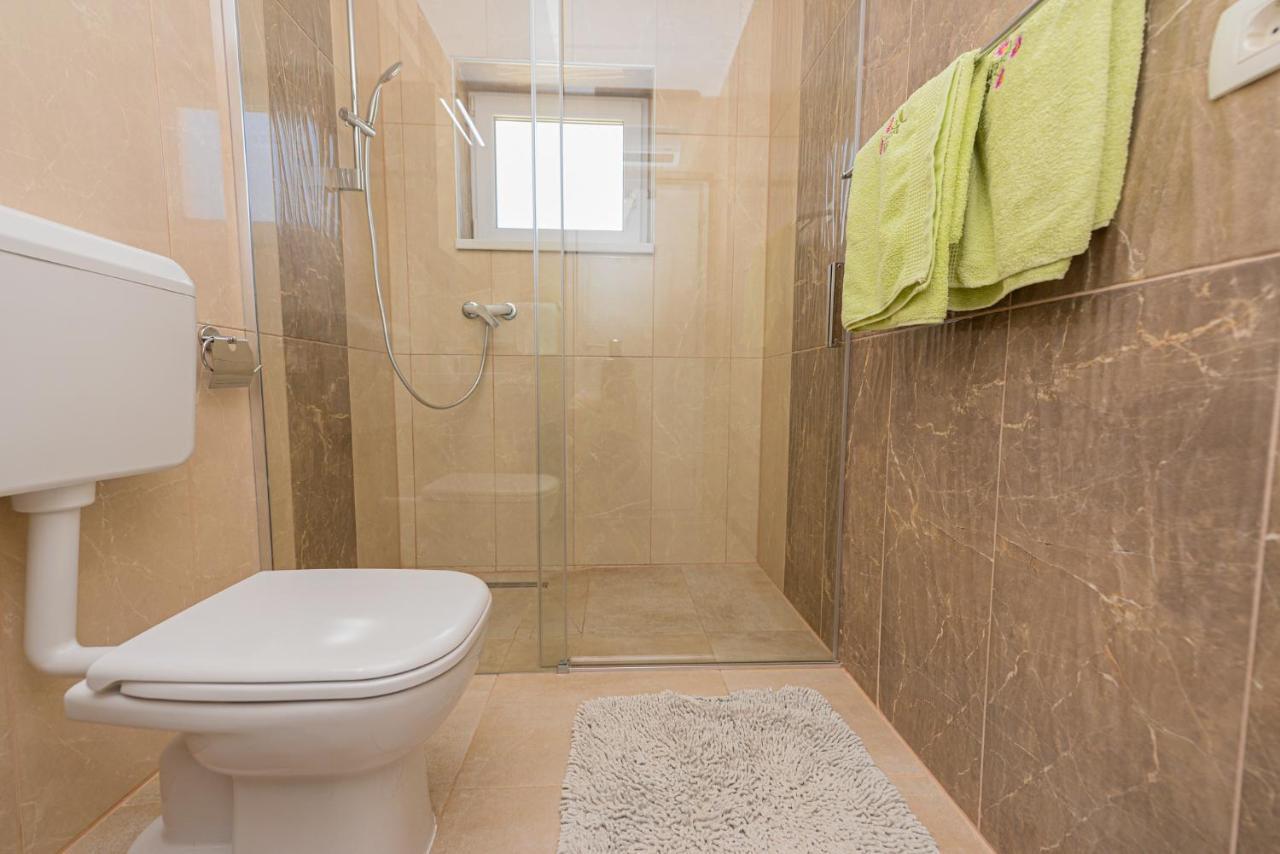 Apartments Amfora - Cozy And Modern Apartments For Up To 15 People, 100M From The Sea And Beach Stara Novalja Exteriör bild