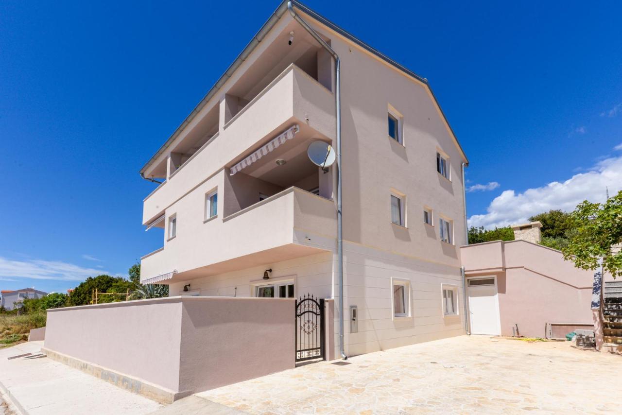 Apartments Amfora - Cozy And Modern Apartments For Up To 15 People, 100M From The Sea And Beach Stara Novalja Exteriör bild