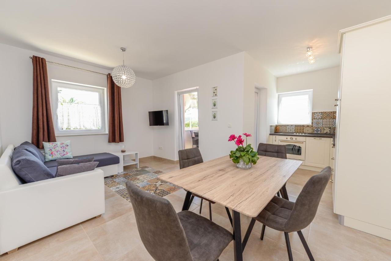 Apartments Amfora - Cozy And Modern Apartments For Up To 15 People, 100M From The Sea And Beach Stara Novalja Exteriör bild