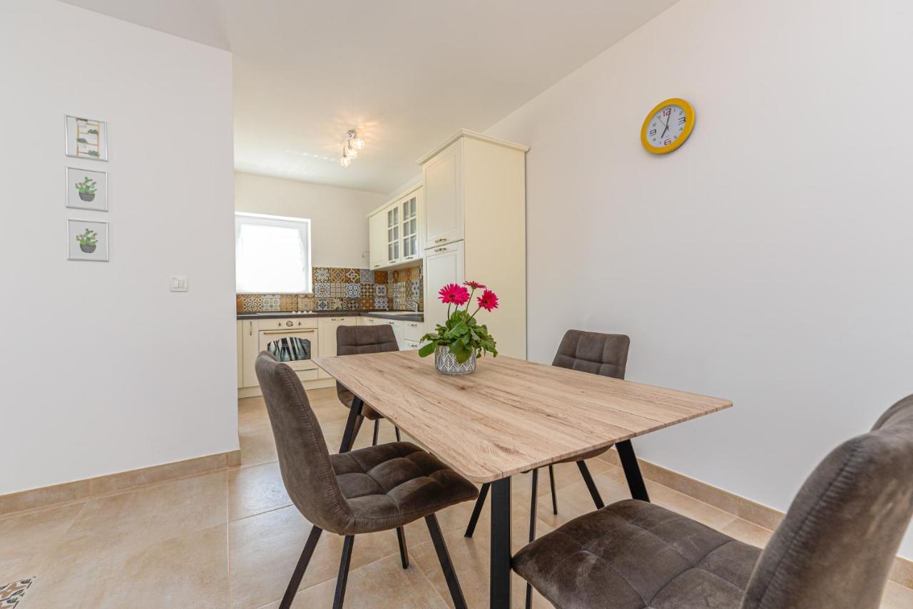 Apartments Amfora - Cozy And Modern Apartments For Up To 15 People, 100M From The Sea And Beach Stara Novalja Exteriör bild