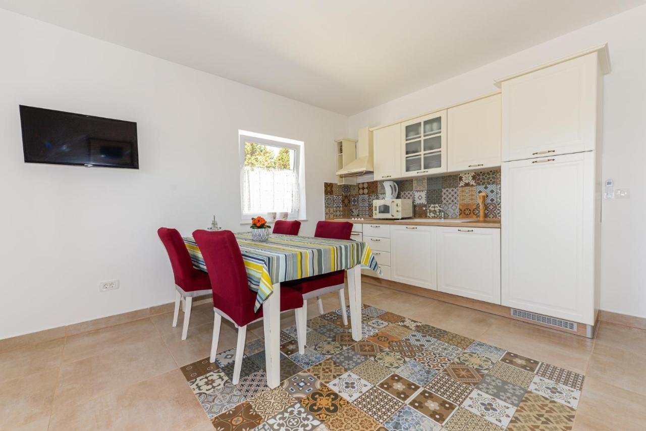 Apartments Amfora - Cozy And Modern Apartments For Up To 15 People, 100M From The Sea And Beach Stara Novalja Exteriör bild